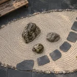 Jardin zen exterieur pas cher : gravier, roches et banc pour un effet apaisant