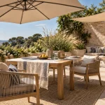 Comment aménager une terrasse exposée plein sud : ombre fraîche avec parasol et lumière